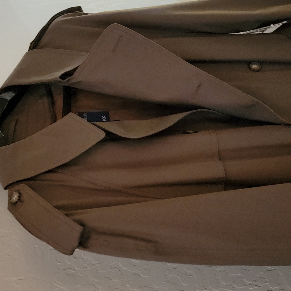London Fog Taupe Trench Coat Size 42, zip out lining. New.